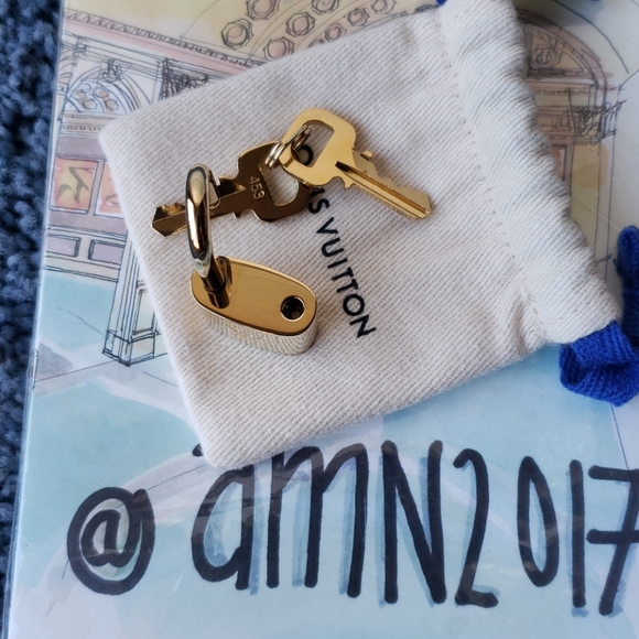 Louis Vuitton Lock & 2 Keys w/ Dustbag -LV Padlock - Picture 3 of 8
